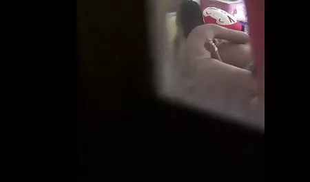 دختری که با یک بچه گربه عکس کوس و کون سکسی بازی می کند