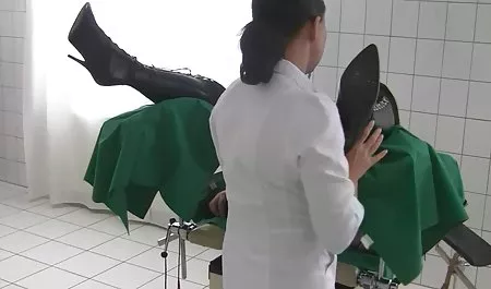 زن کونزن خارجی و شوهر جوان در اتاق خواب خود